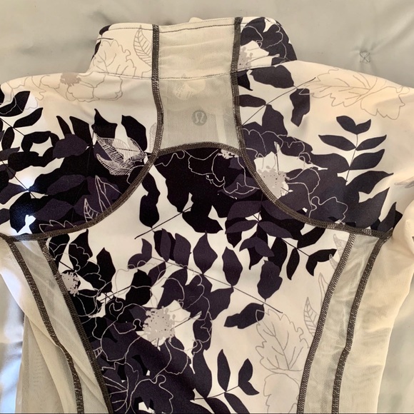 Lululemon White Floral Mesh Define - Picture 7 of 7